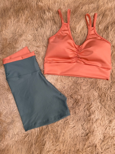 Conjunto fitness feminino VanUnique composto por top de alça dupla e short de cintura alta, desenvolvido para proporcionar conforto, segurança e estilo durante os treinos.