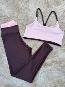 Conjunto fitness feminino VanUnique nas cores marrom e rosê cristal, composto por top duplo e calça legging.