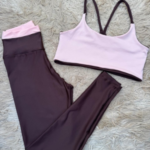 Conjunto fitness feminino VanUnique nas cores marrom e rosê cristal, composto por top duplo e calça legging.