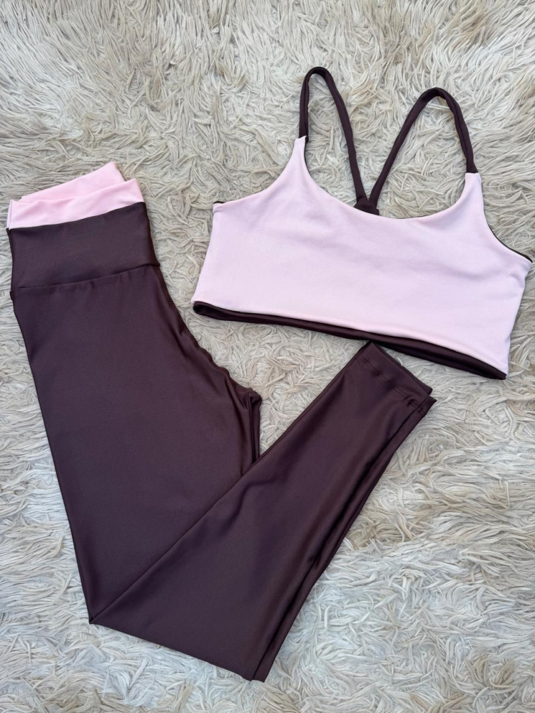 Conjunto fitness feminino VanUnique nas cores marrom e rosê cristal, composto por top duplo e calça legging.