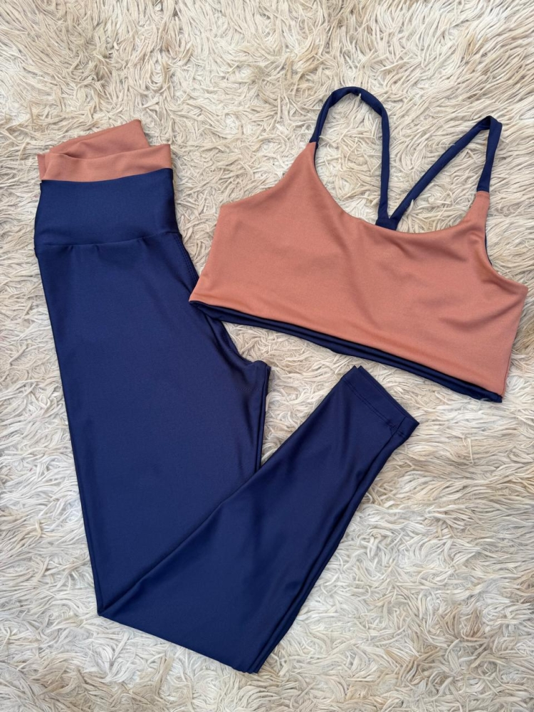Conjunto fitness feminino VanUnique nas cores azul-marinho e cacau, composto por top duplo e calça legging. Título: Conjunto Fitness Azul Marinho com Ca
